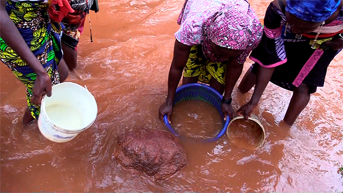 Aigua contaminada a una localitat de Guinea Conakry, degut a l'explotació minera de bauxita, mineral necessari per a la producció de vehicles elèctrics.