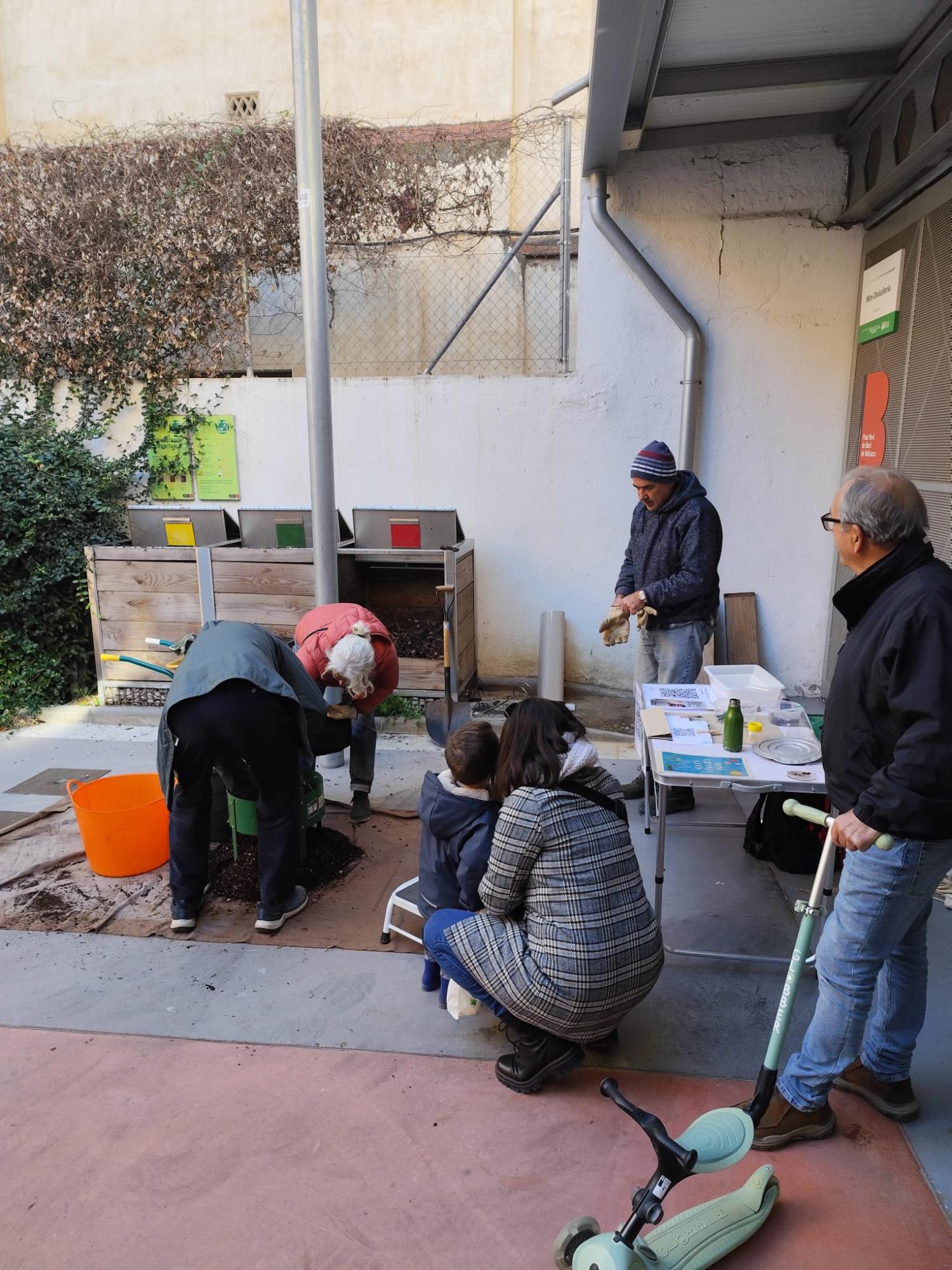Imatge durant la darrera jornada de compostatge comunitari al Punt Verd de barri Vallcarca