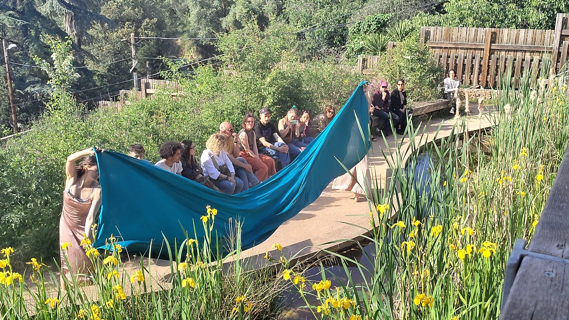 Fotografia d'una de les propostes de l'edició del 2025, a prop de la bassa naturalitzada del Bosc Turull.