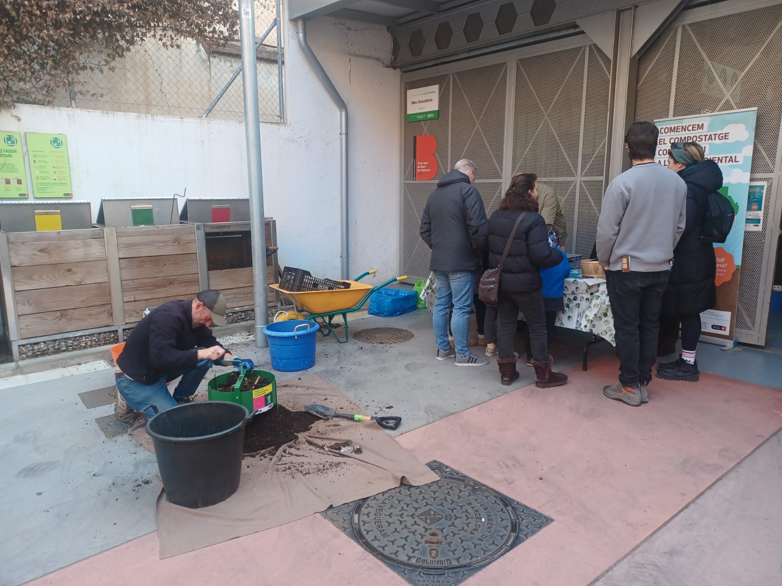 Conjunt de ciutadan/es treballant al Punt Verd de Vallcarca amb el compostatge