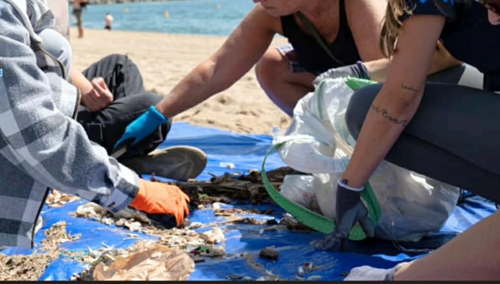 Imatge durant un clean up a la platja de la Barceloneta.
