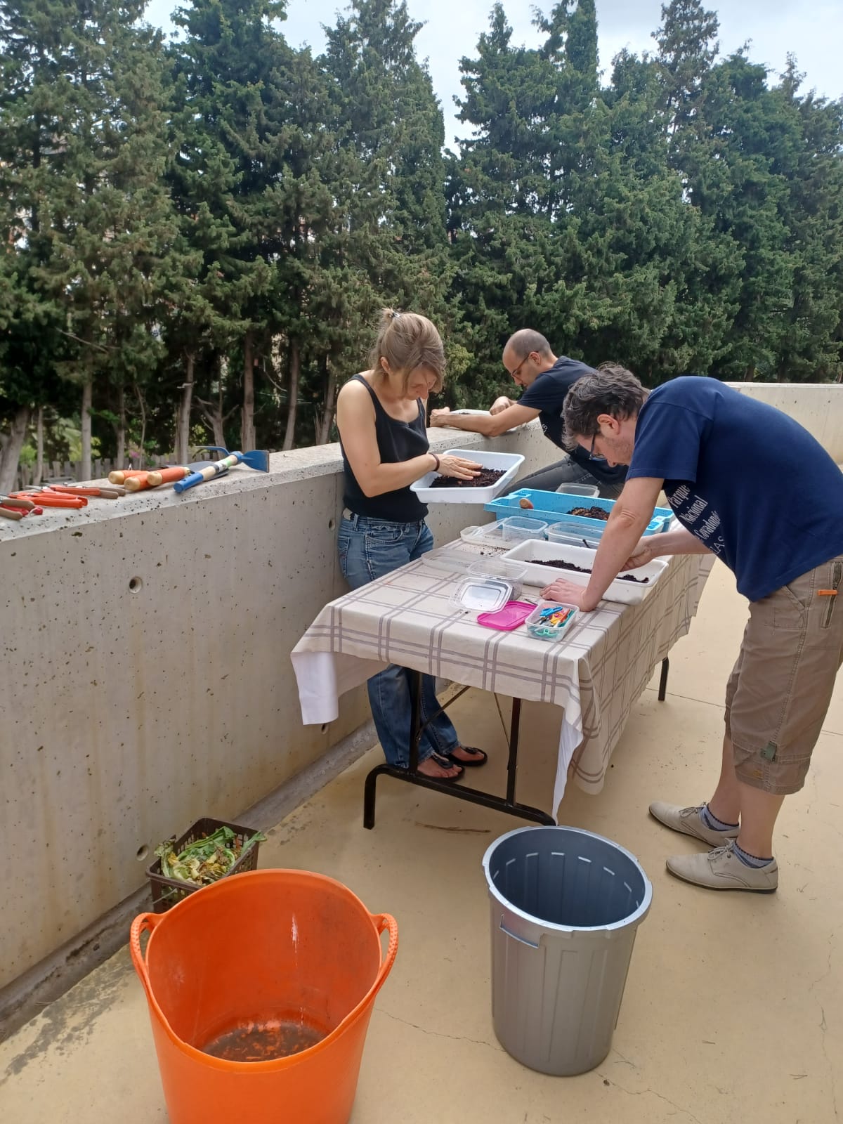 Jornada comunitària on es veu ciutadan/es amb compost.