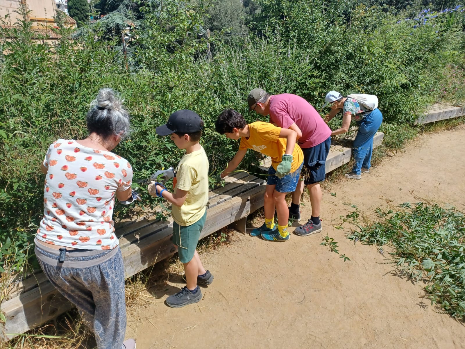 Imatge d'un grup de persones durant una jornada comunitària a l'Aula Ambiental Bosc Turull.