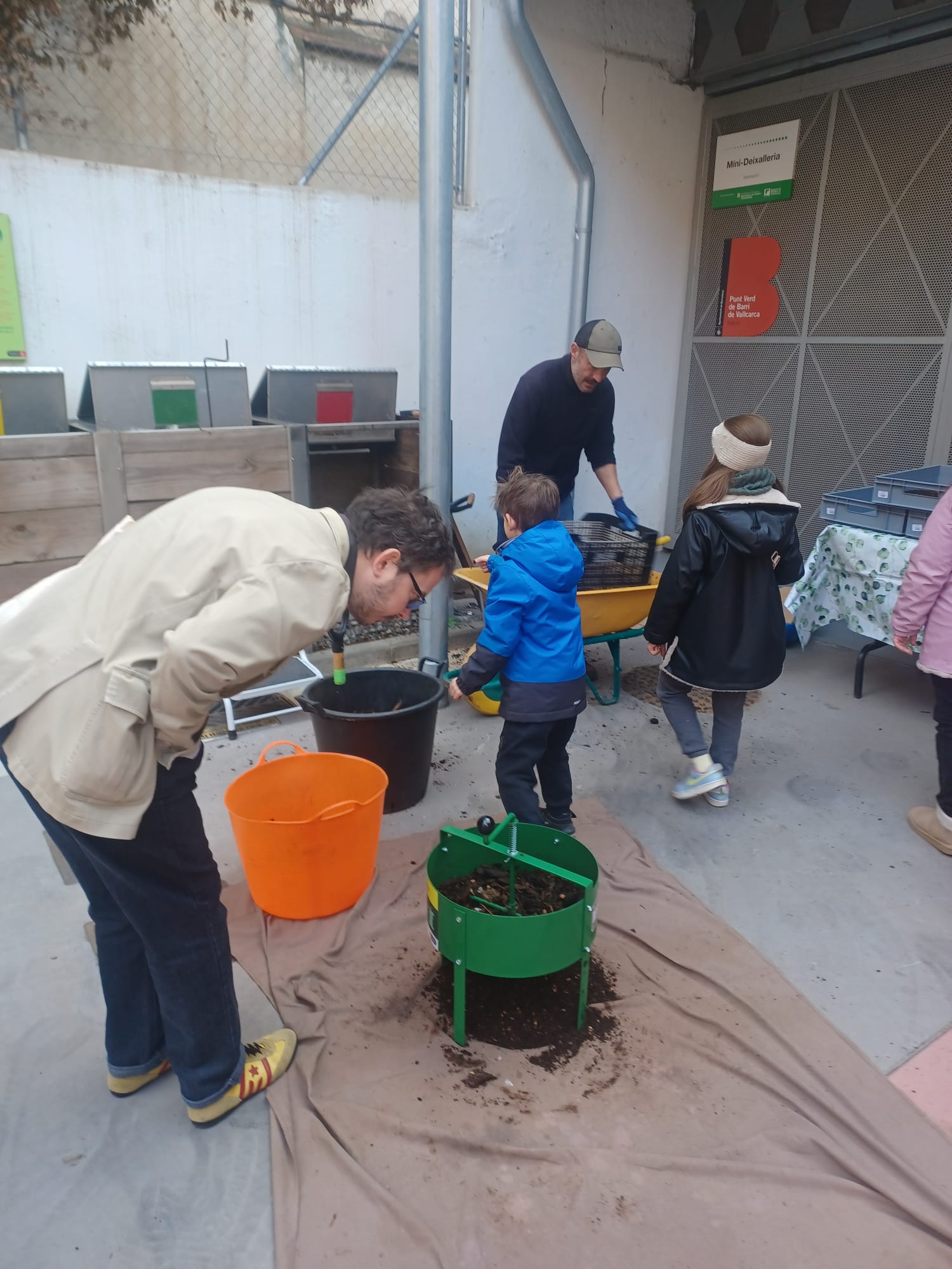 Famílies participant del compost al Punt Verd
