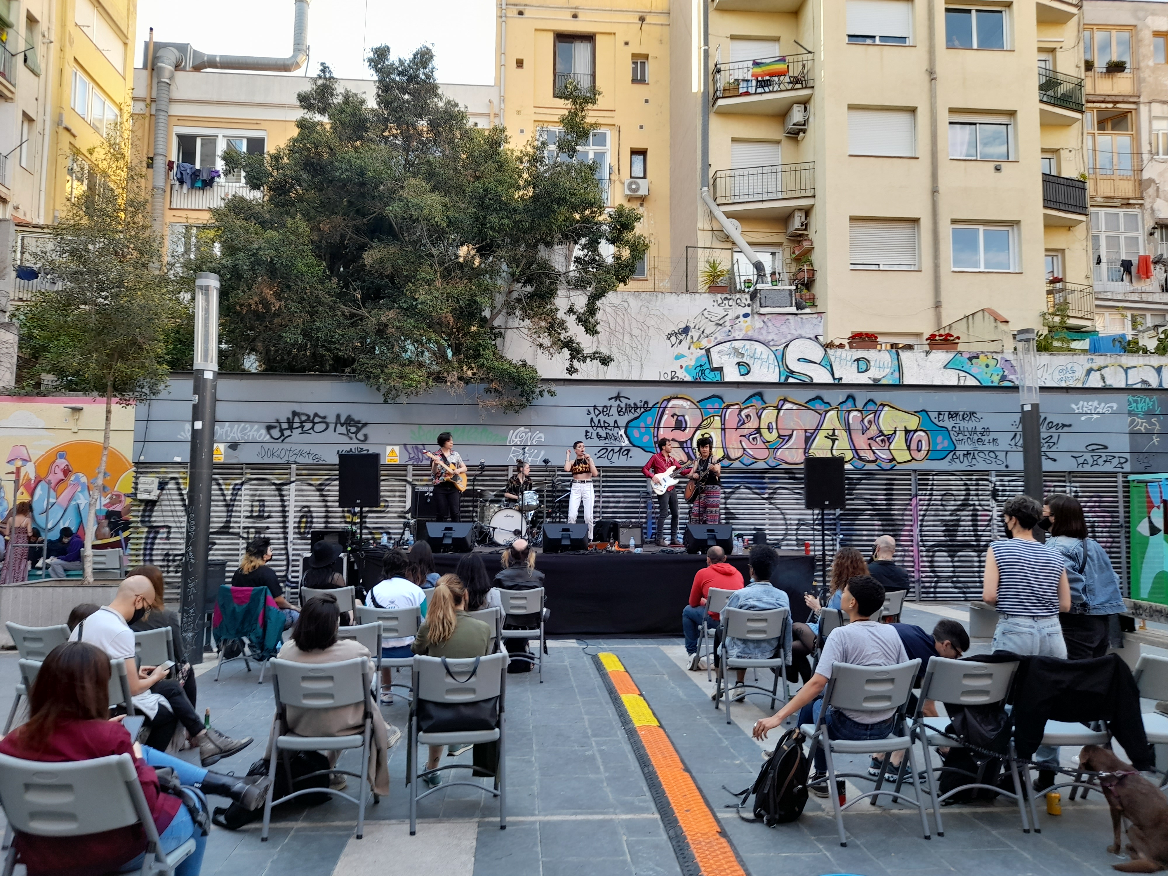 Imatge de la Setmana de la Dissidència de l'Any passat: gent asseguda davant d'un escenari escoltant un concert