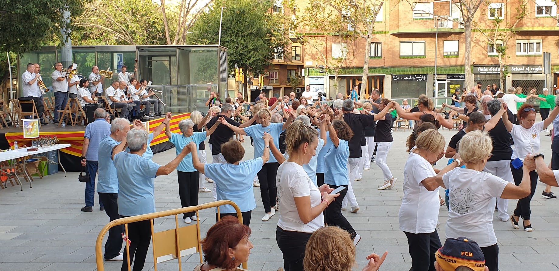 Persones ballant sardanes a la plaça de Can Fabra de Sant Andreu de Palomar