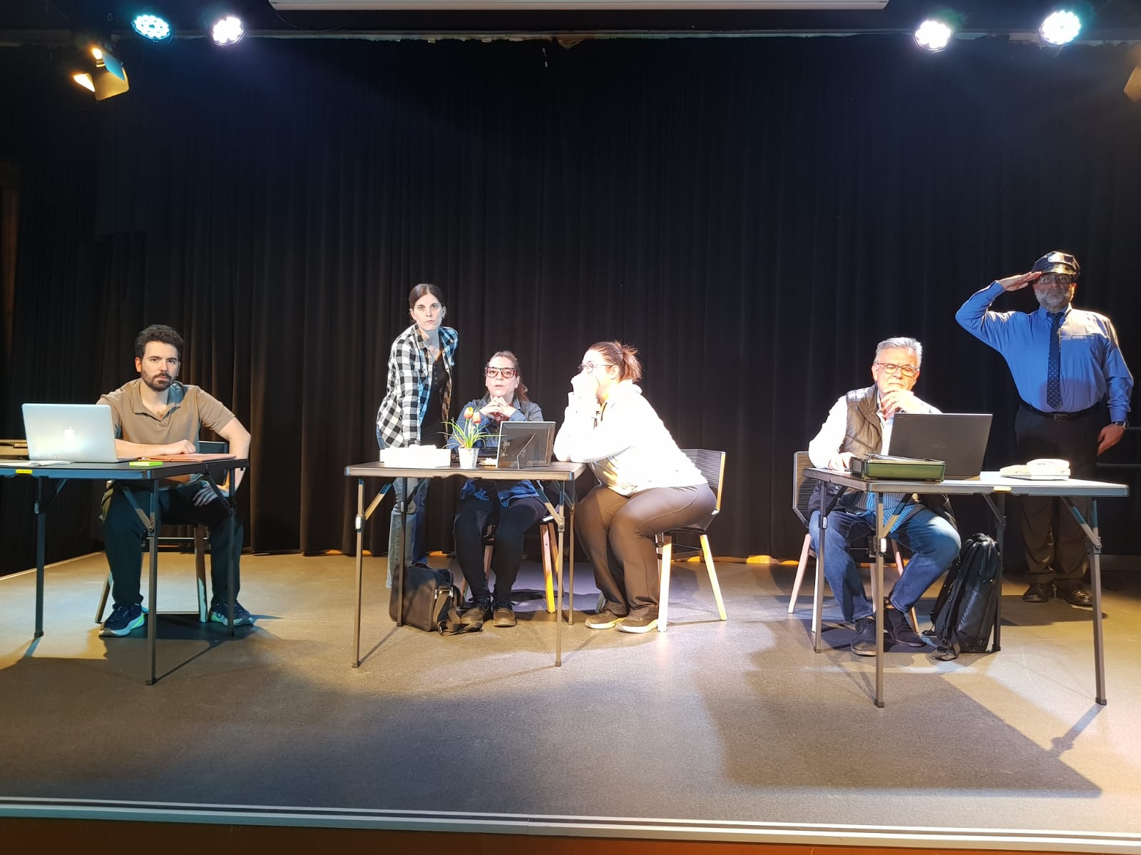 Veiem tots els policies i la mare preocupada