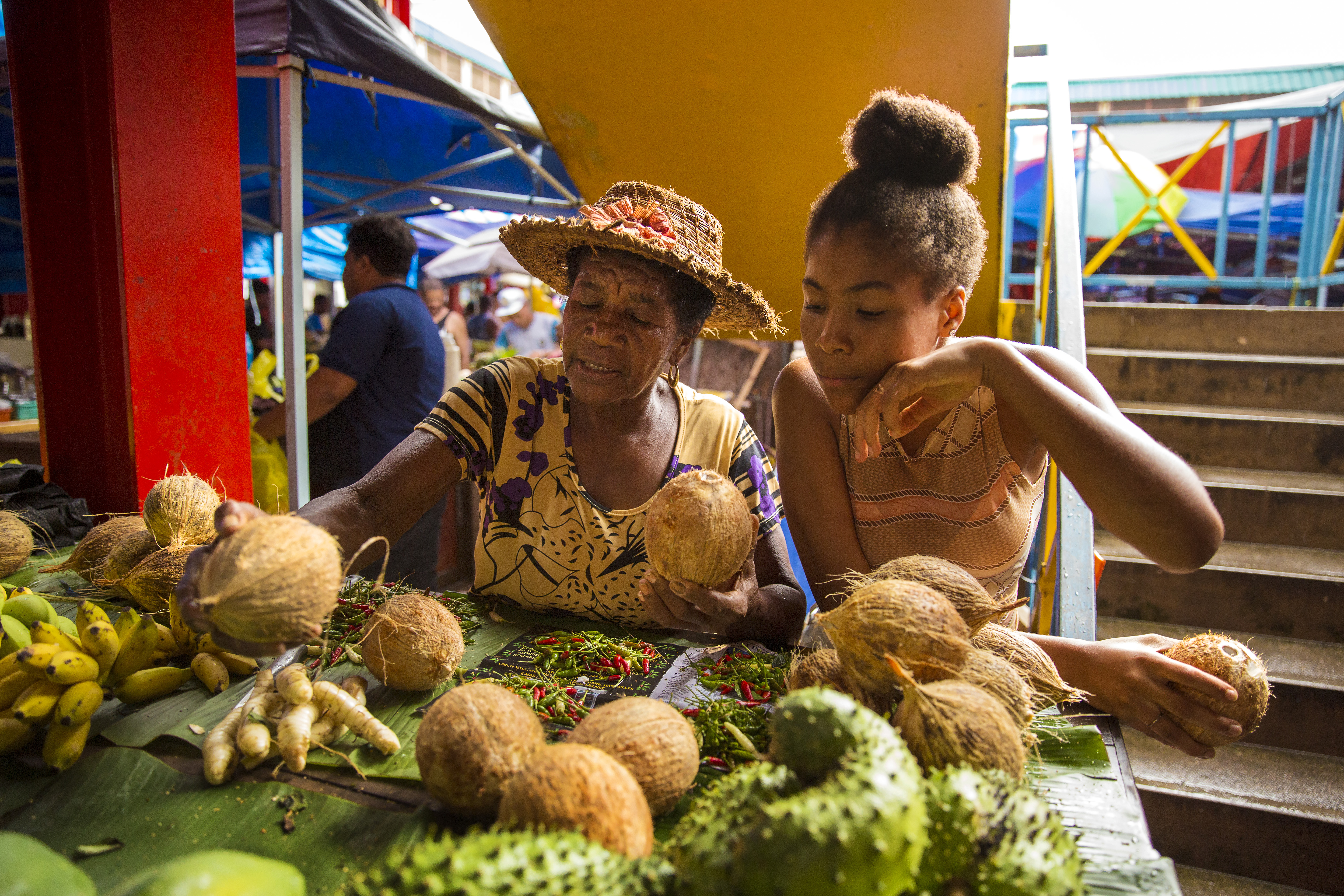 dues dones venent fruita a un mercat 