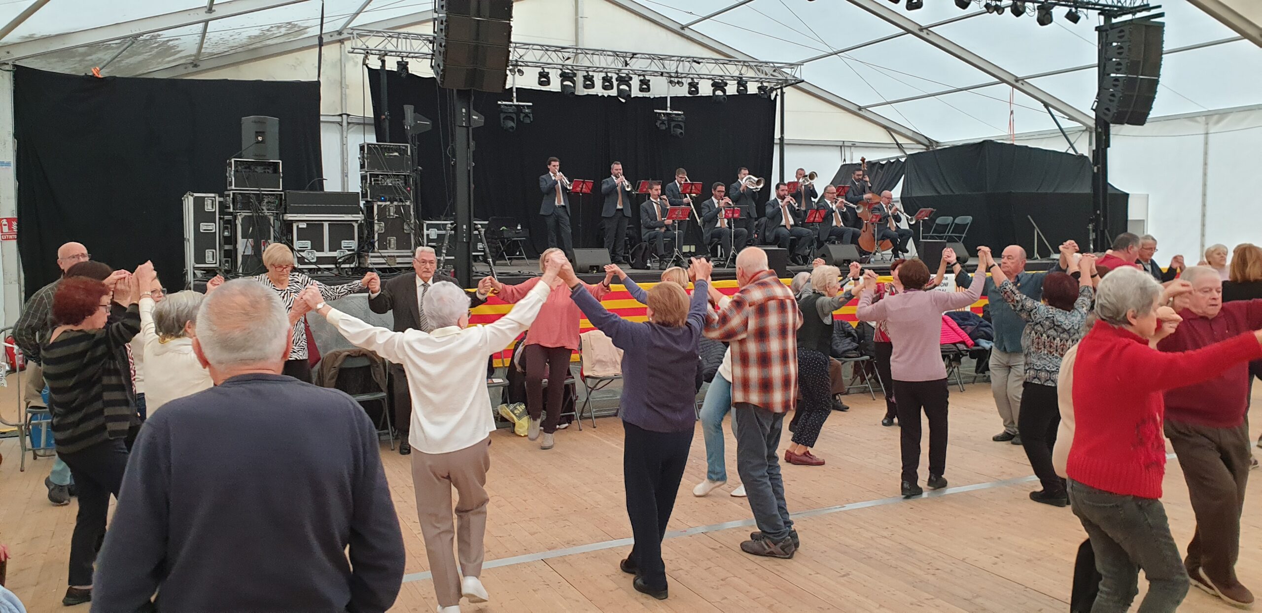 Persones ballant sardanes a la Festa Major del barri de Sant Andreu de Palomar