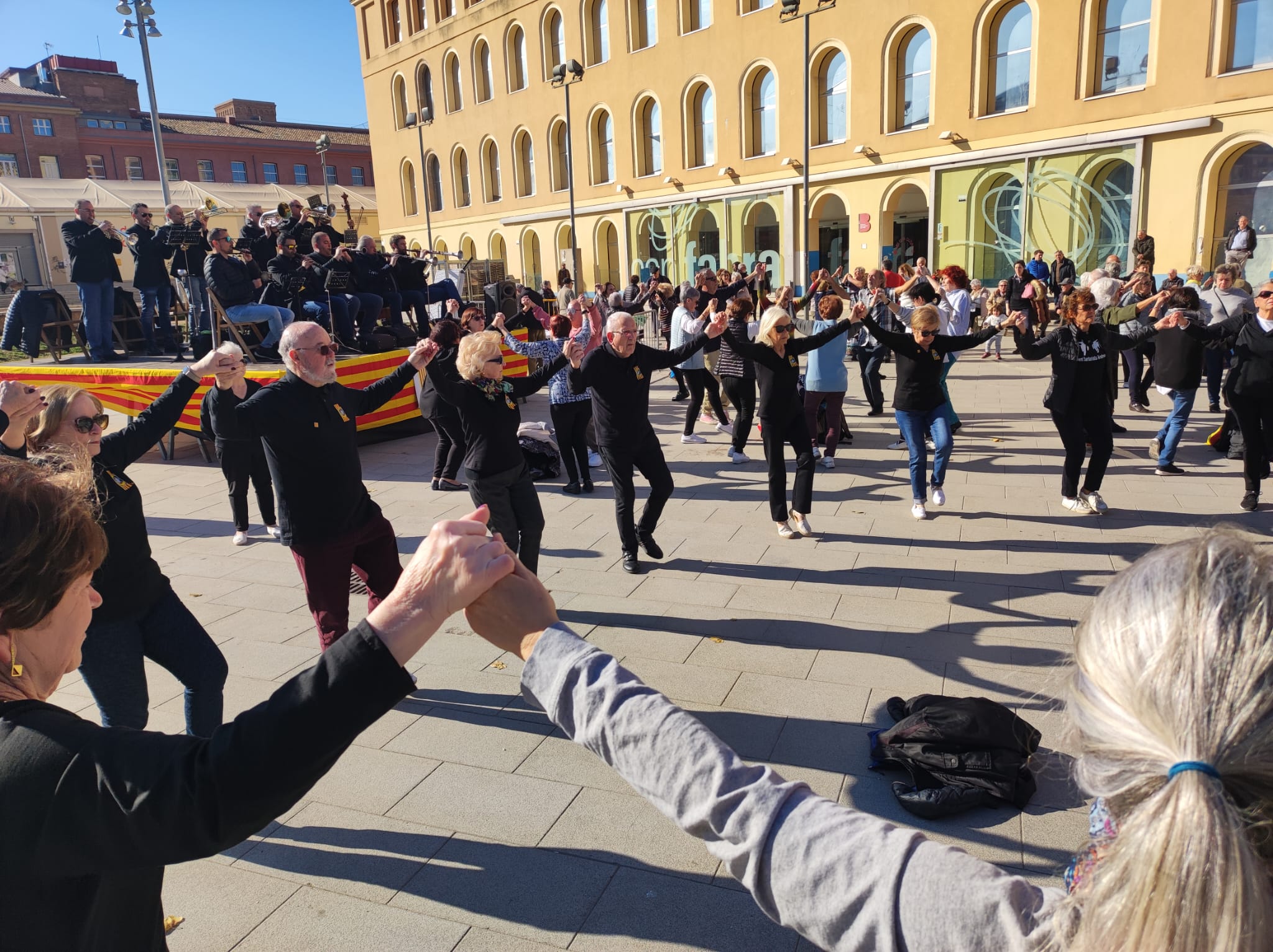 Persones ballant sardanes a la plaça de Can Fabra de Sant Andreu de Palomar