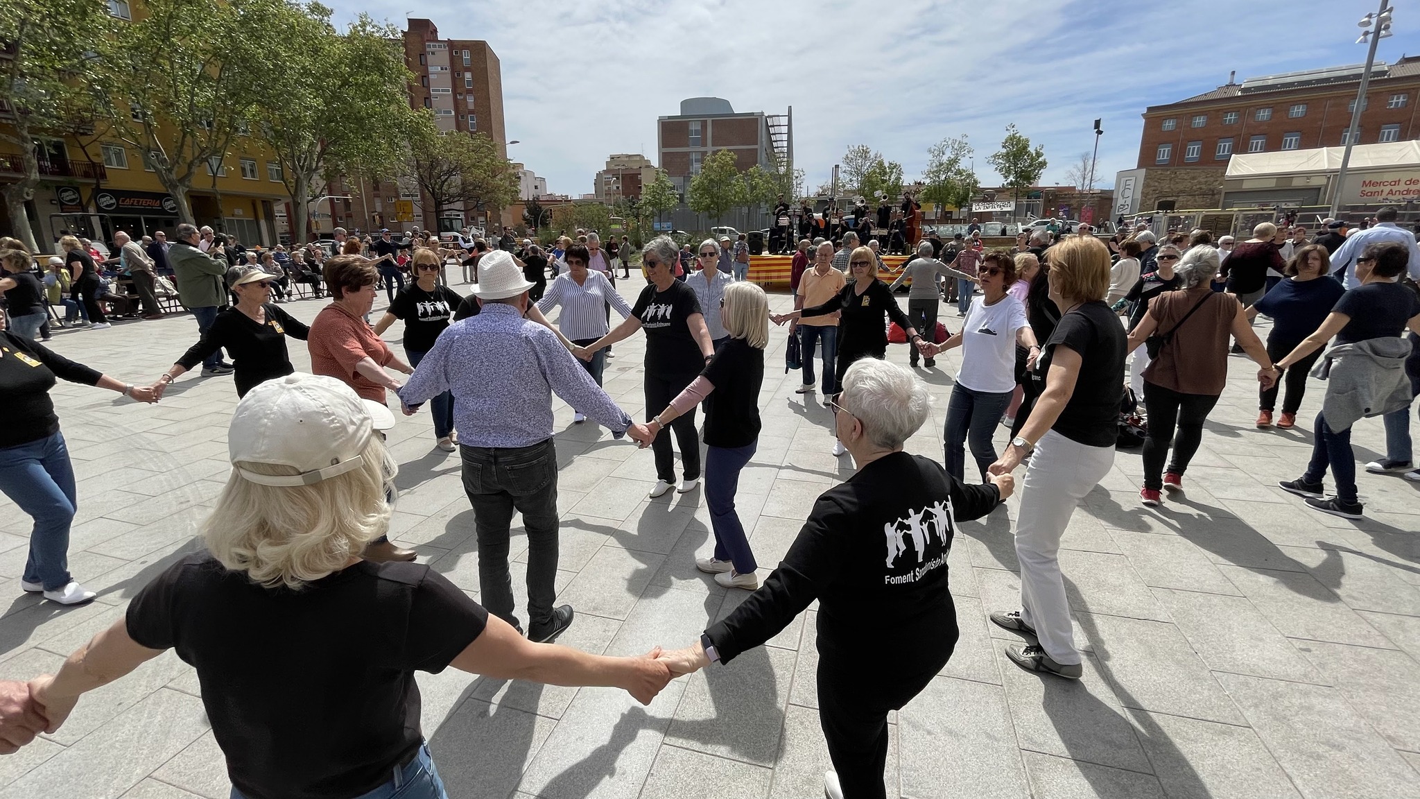 Persones ballant Persones ballant sardanes a la plaça de Can Fabra de Sant Andreu de Palomar