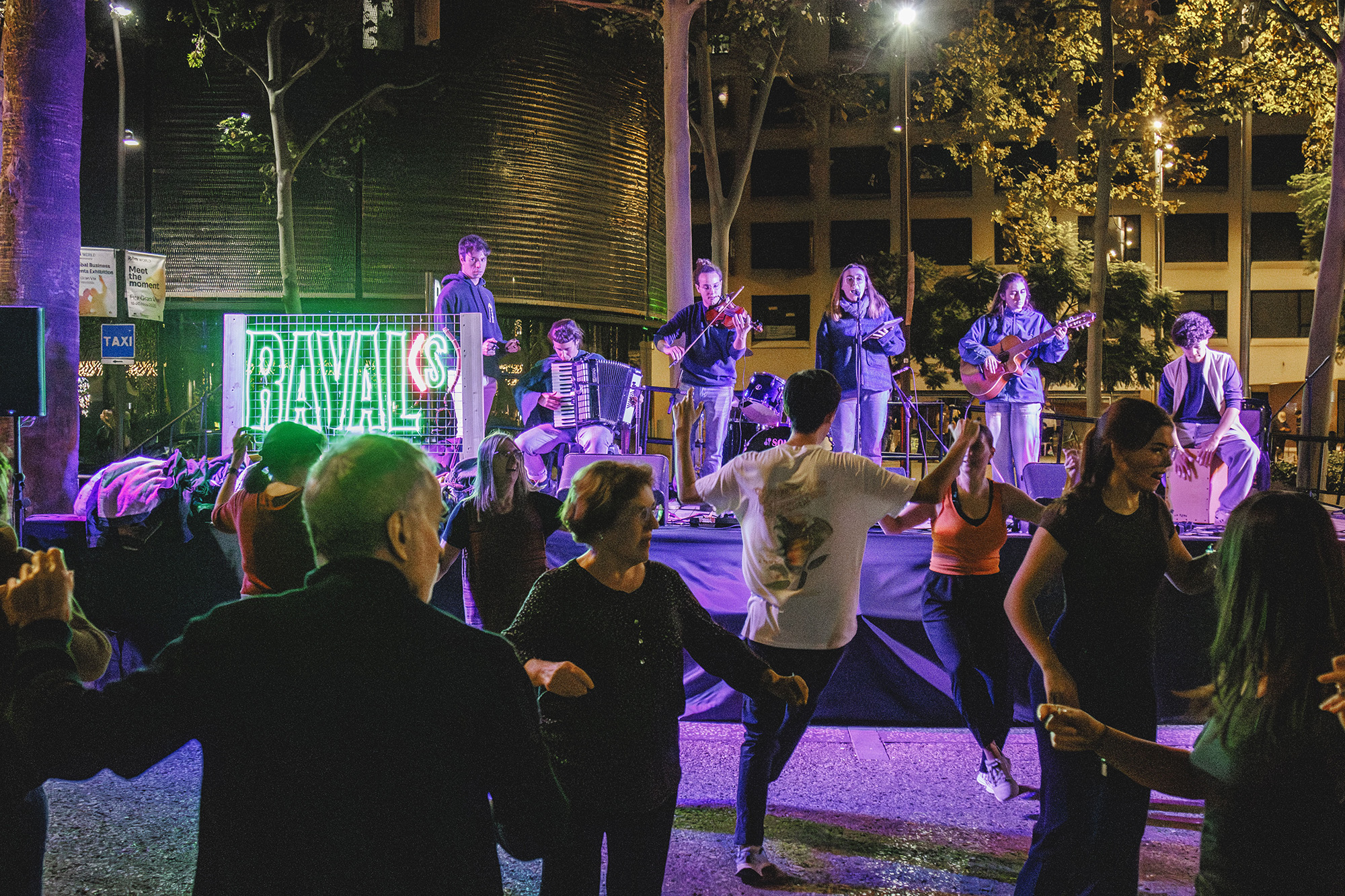 Actuació de ball de Bot a la Rambla del Raval