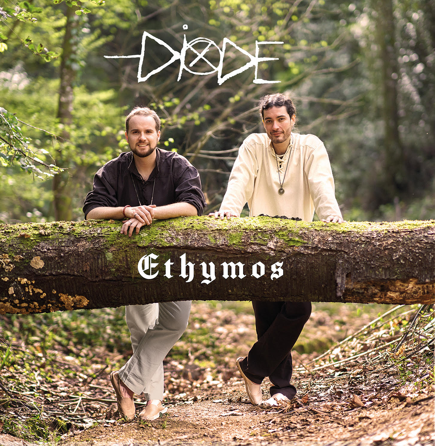 Portada del nou disc de Diode "Ethymos" podem veure el duo en un paisatge natural.