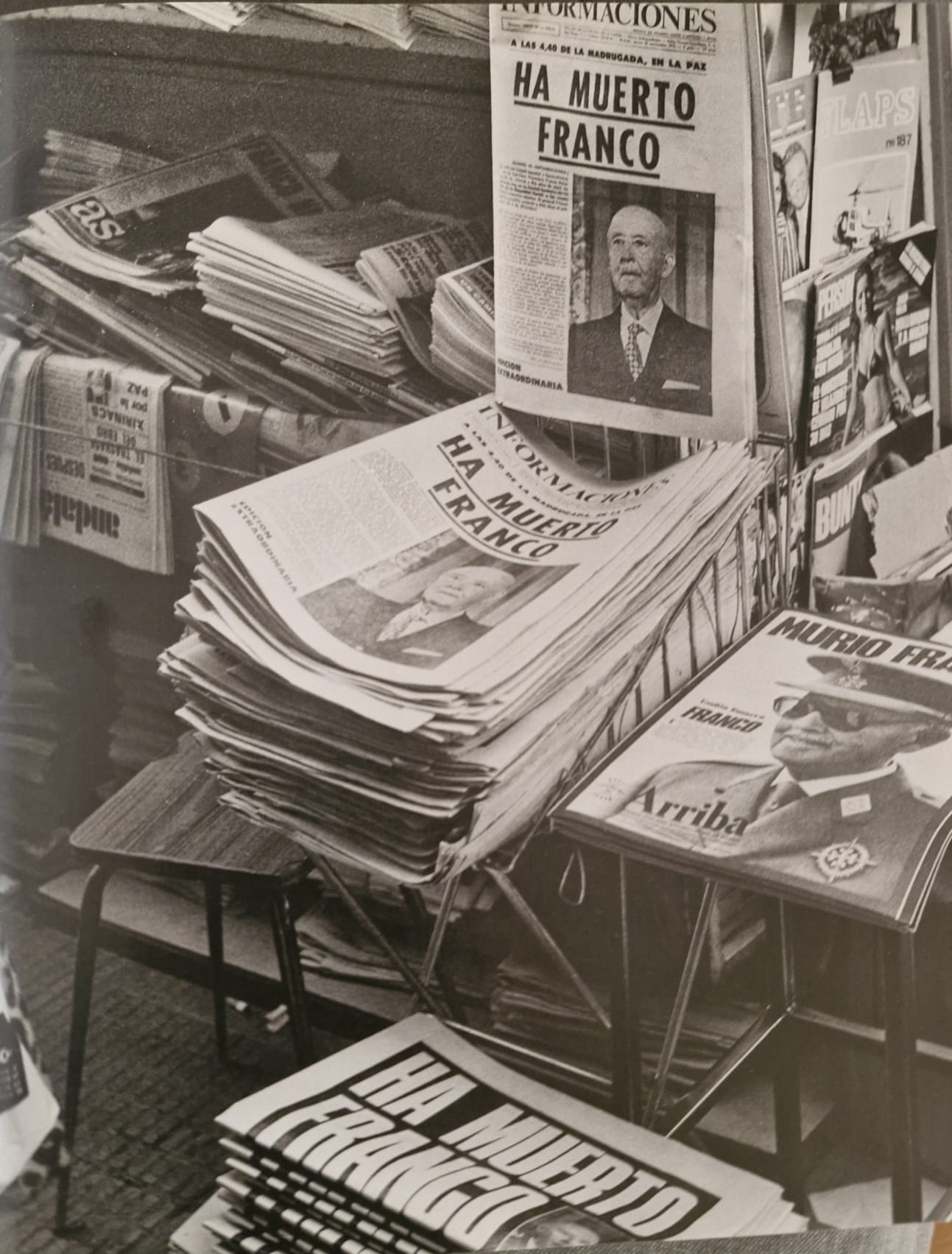 Imatge de diferents diaris de l'època anunciant la mort del diactador.