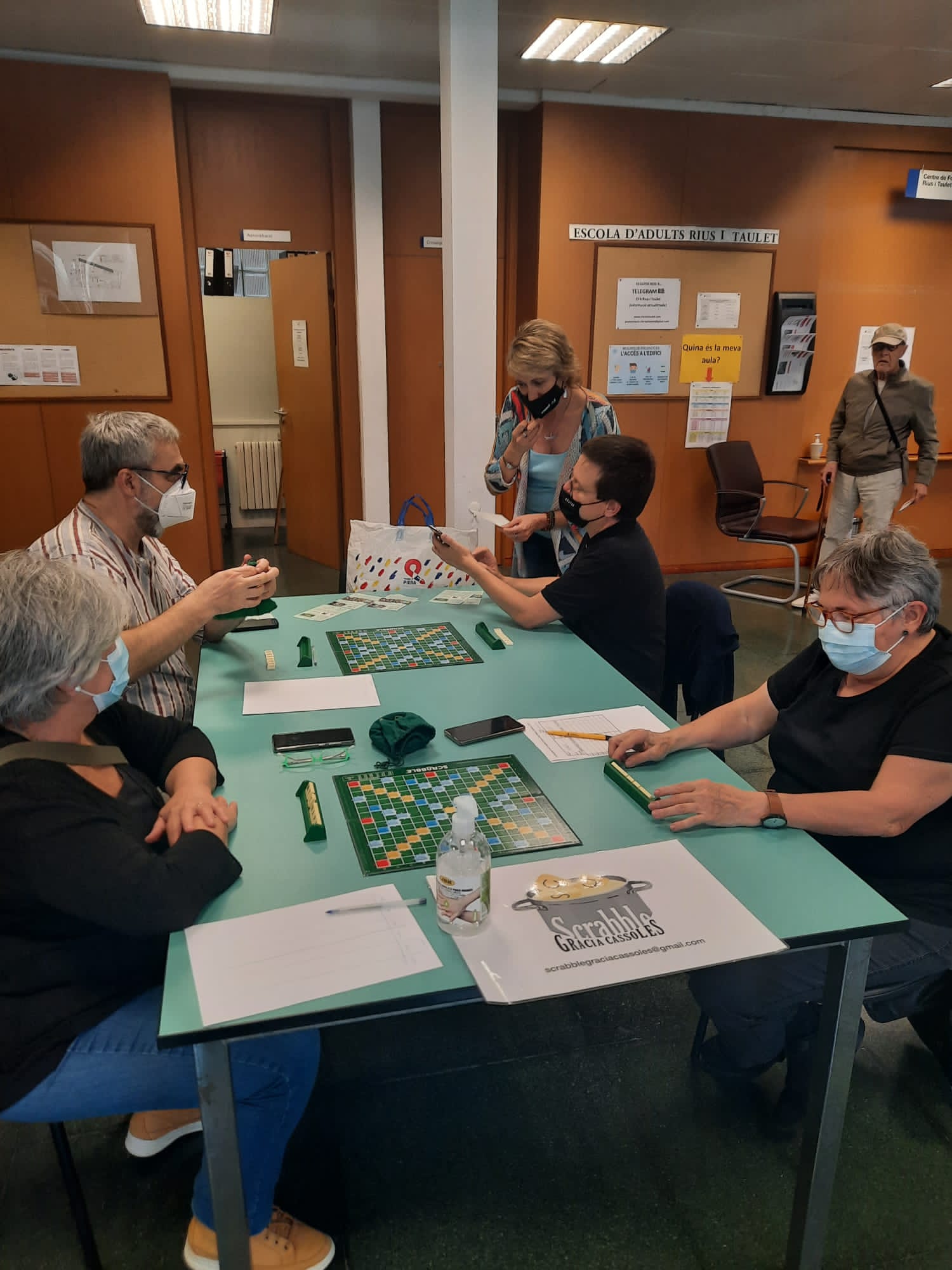 Gent jugant a scrabble en català a Gràcia