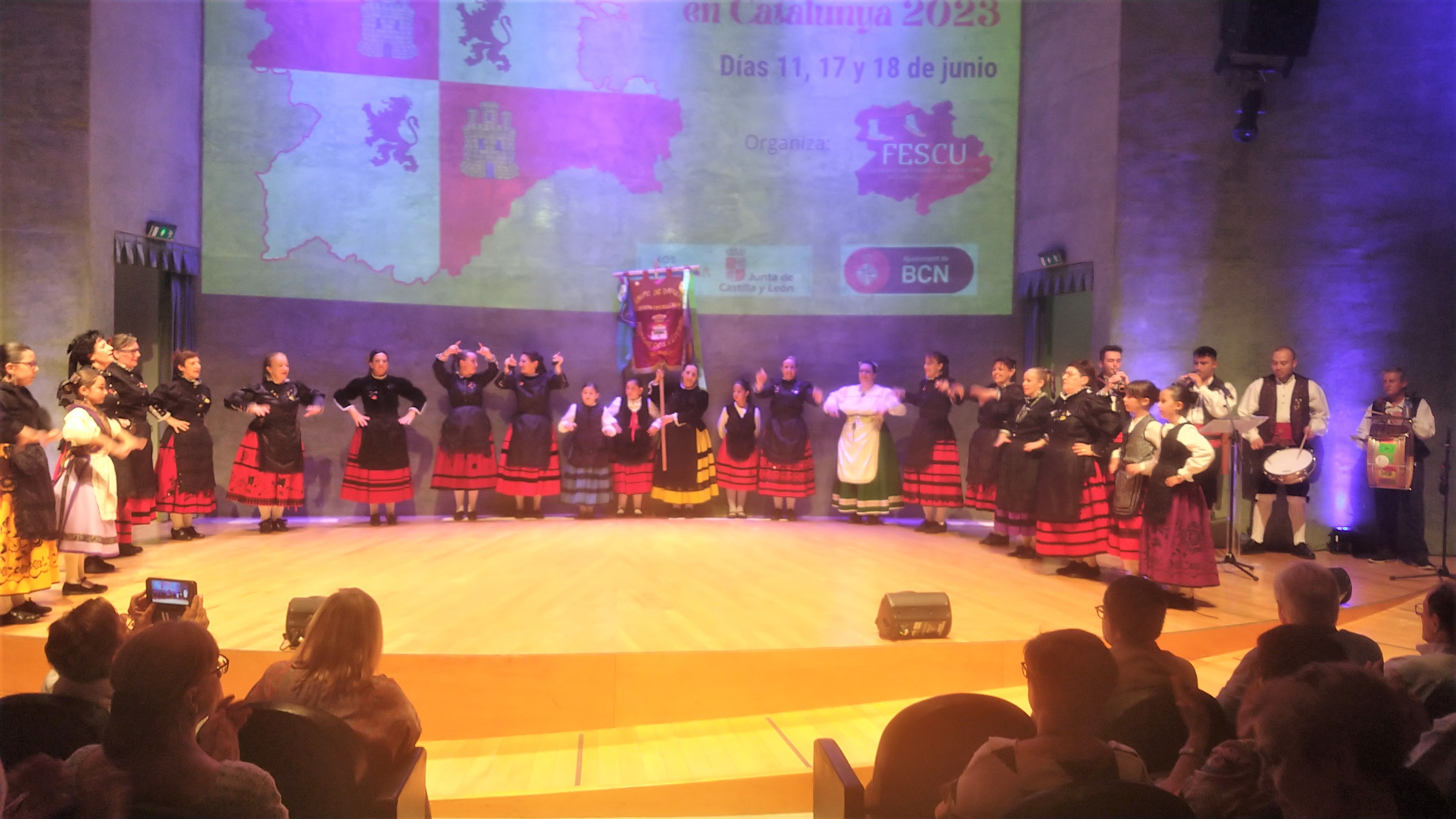 Auditorio Axa. Grupo de danzas "EstepaCastelana" de la edición de 2023