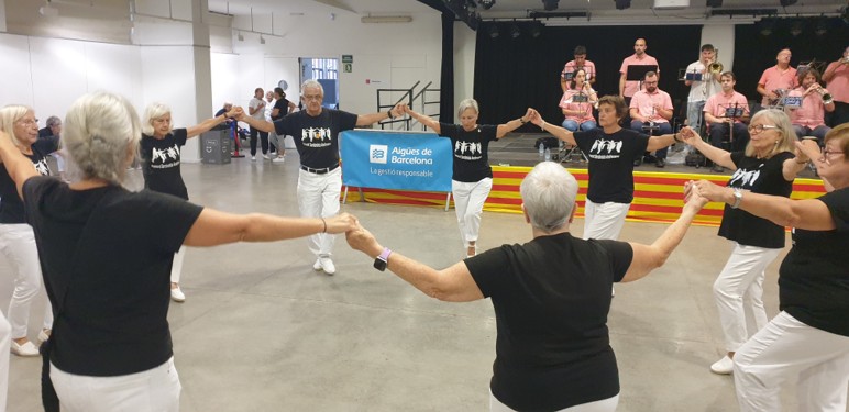 Persones ballant Persones ballant sardanes