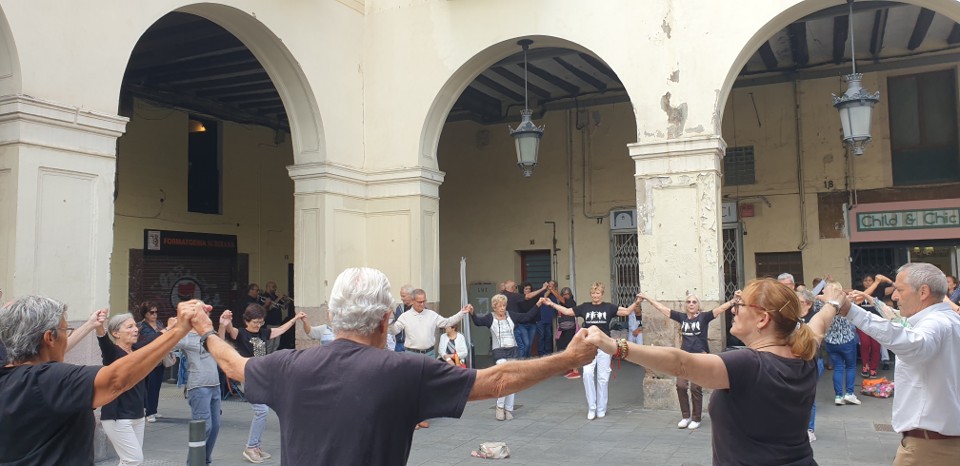 Persones ballant Persones ballant sardanes a la plaça Mercadal de Sant Andreu de Palomar