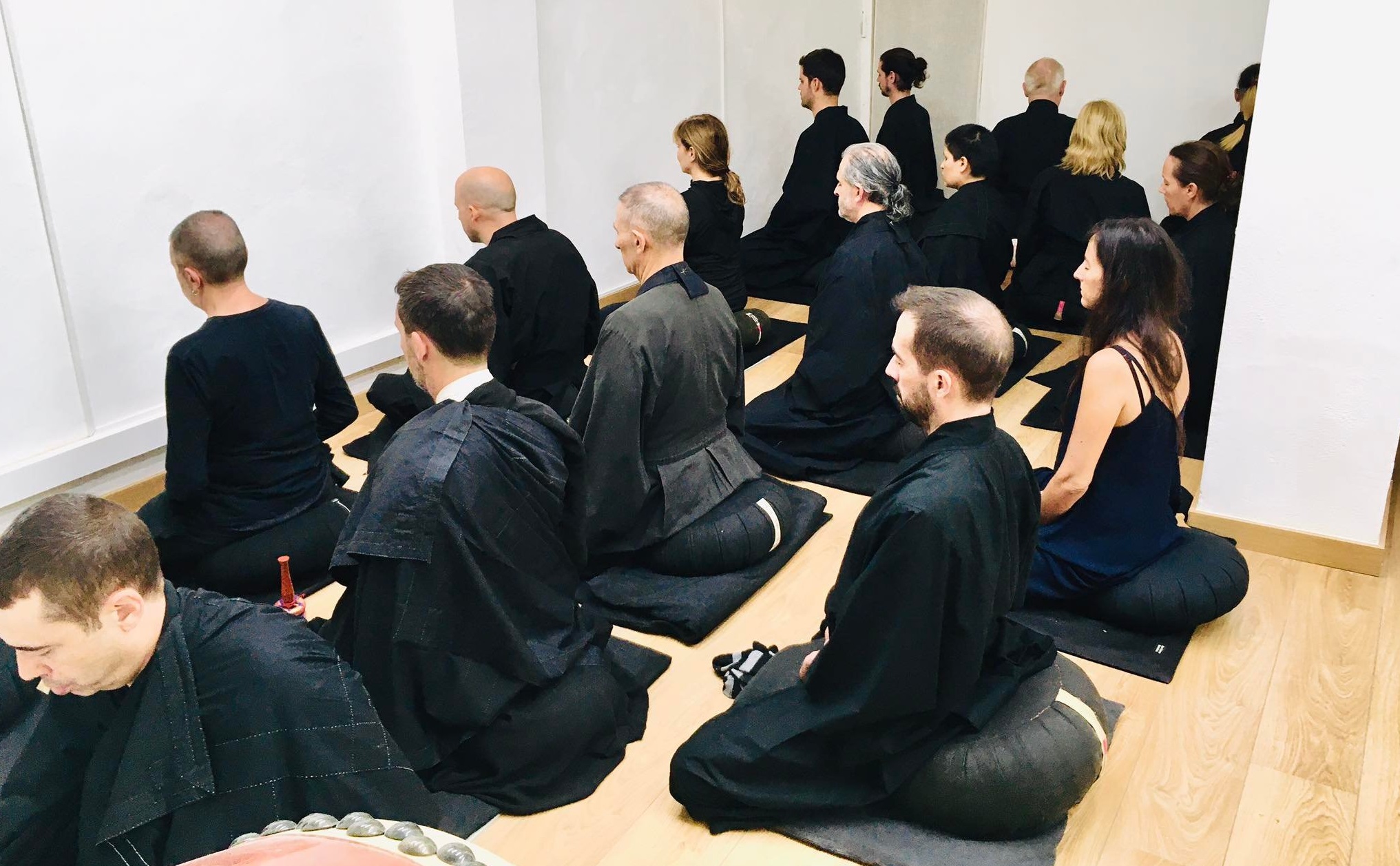 practicants de meditació zen