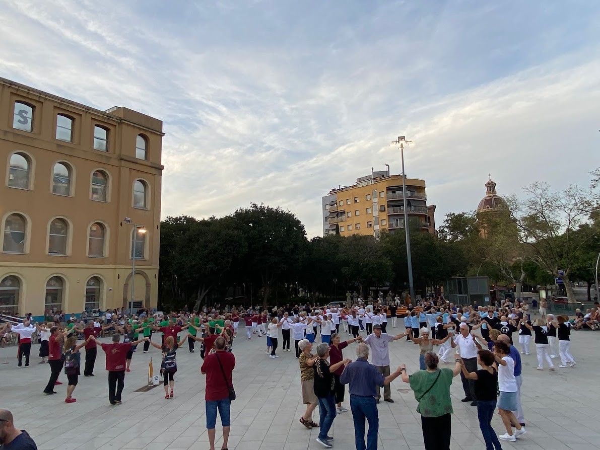 Persones ballant sardanes a la plaça de Can Fabra de Sant Andreu de Palomar