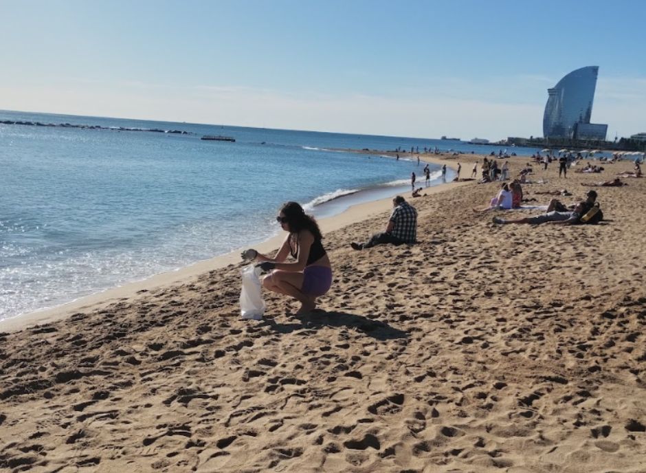 Recollida de residus a la Platja de Somorrostro