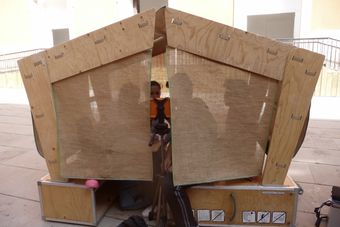 Mòduls de fusta desmuntables, anomenats Beits: són un espai d'estudi i de concentració en el cor de l'espai urbà; una de les innovacions del projecte.