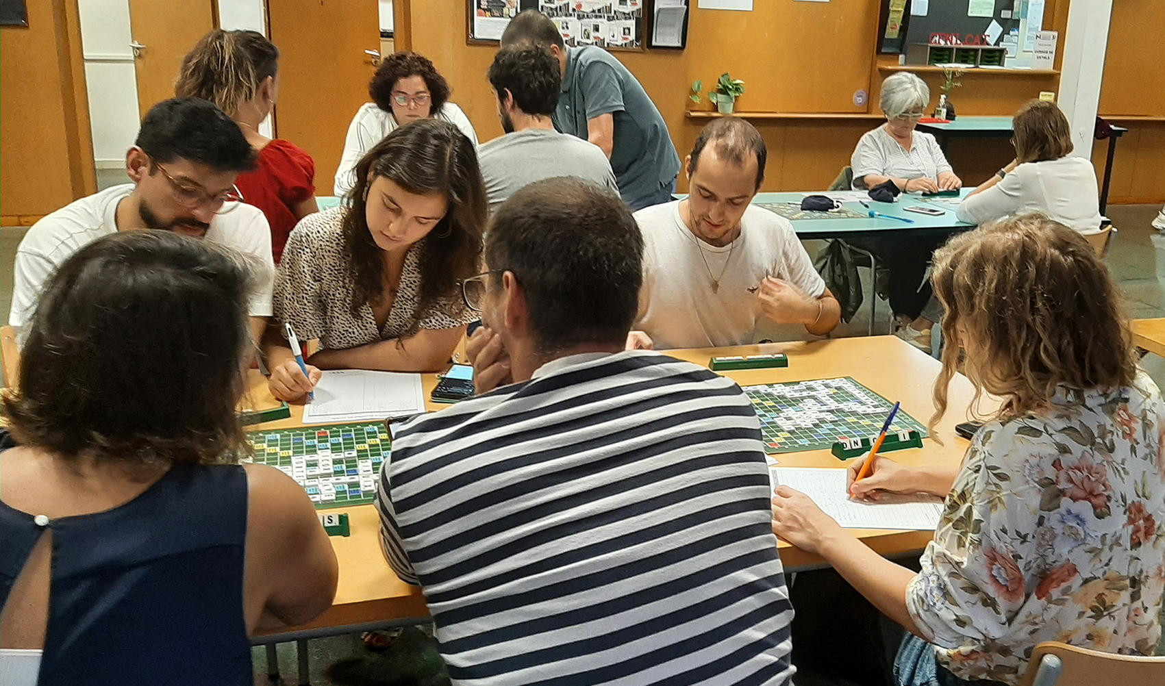 jugant a scrabble a Gràcia