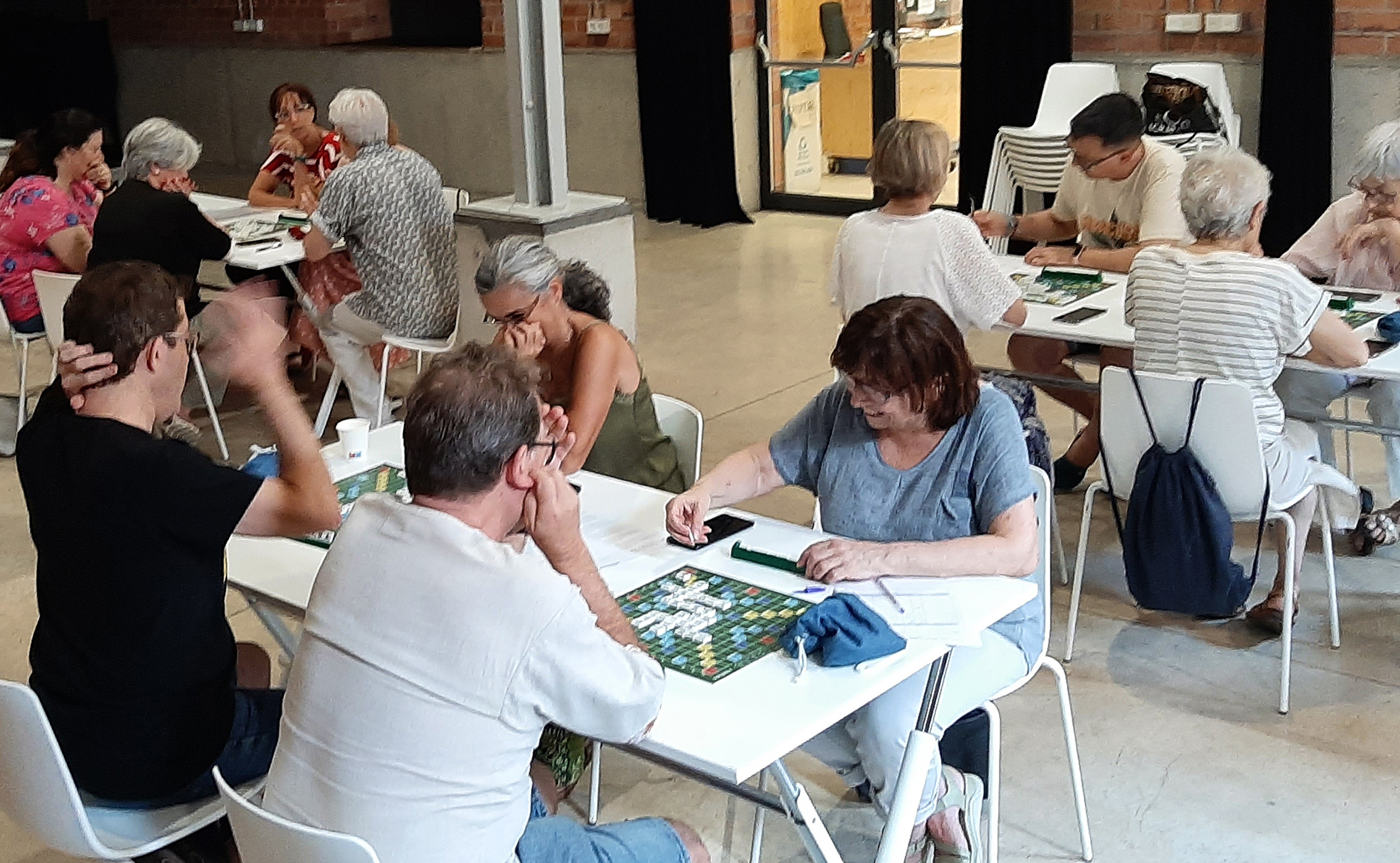 jugant a scrabble a Sants