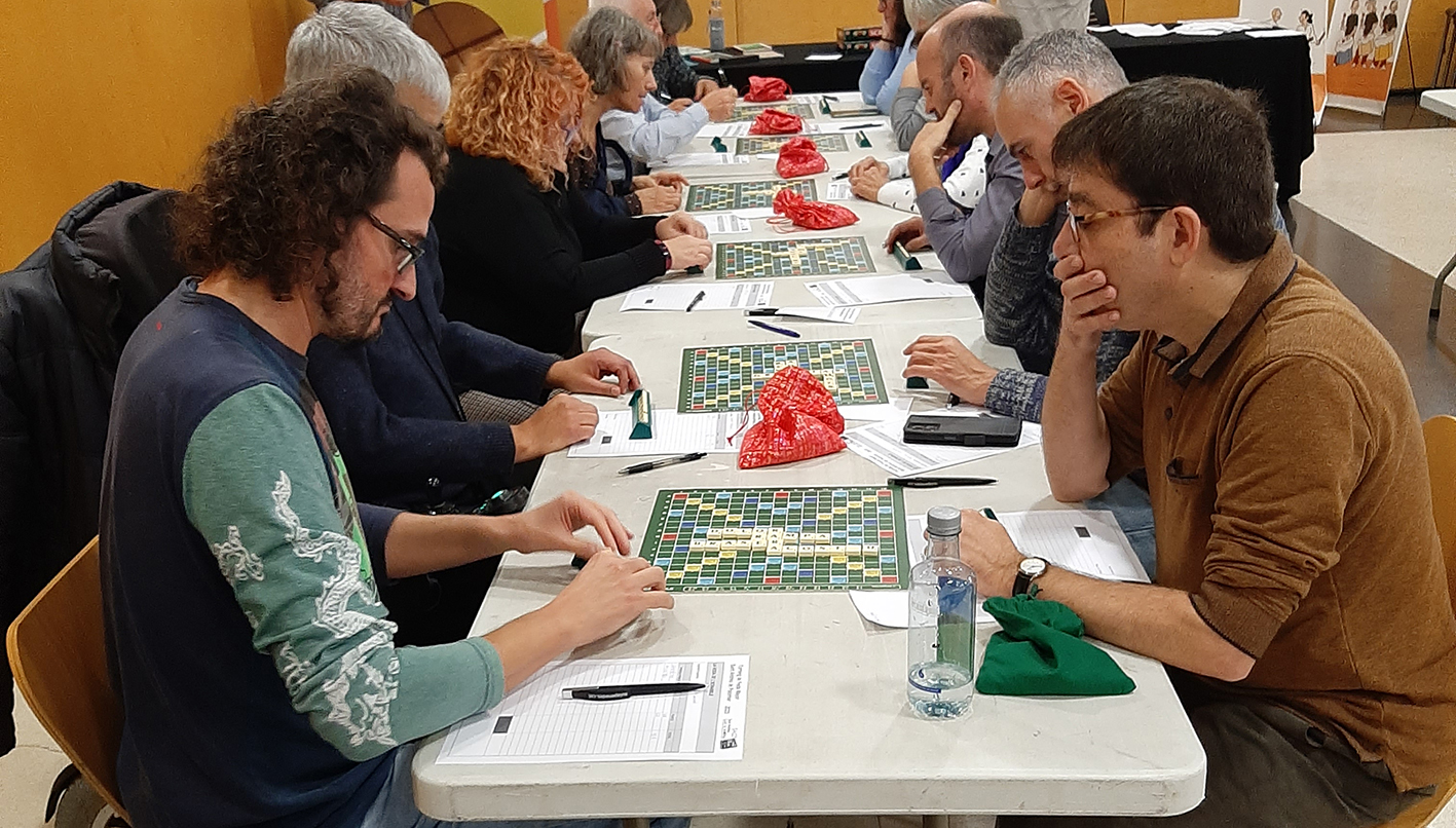 jugant a scrabble a Sant Andreu