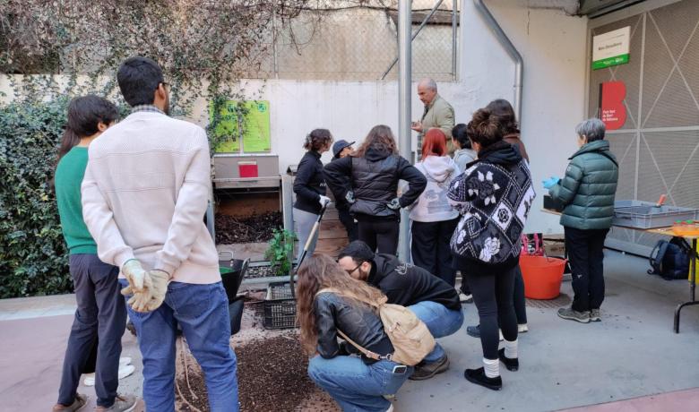 Imatge de la darrera jornada d'obtenció de compost al Punt Verd de Barri Vallcarca, amb un grup nombrós de persones durant el procés d'obtenció del compost.