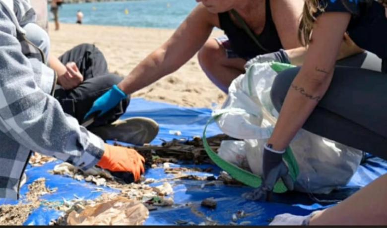 Imatge durant un clean up a la platja de la Barceloneta.