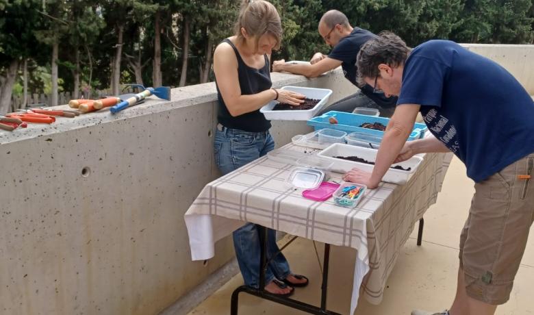 Jornada comunitària on es veu ciutadan/es amb compost.