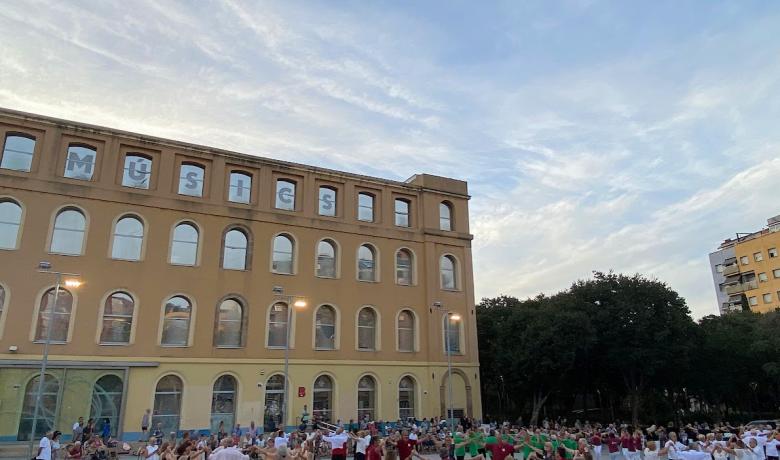 Persones ballant sardanes en una de les ballades organitzades pel Foment Sardanista Andreuenc a la plaça de Can Fabra