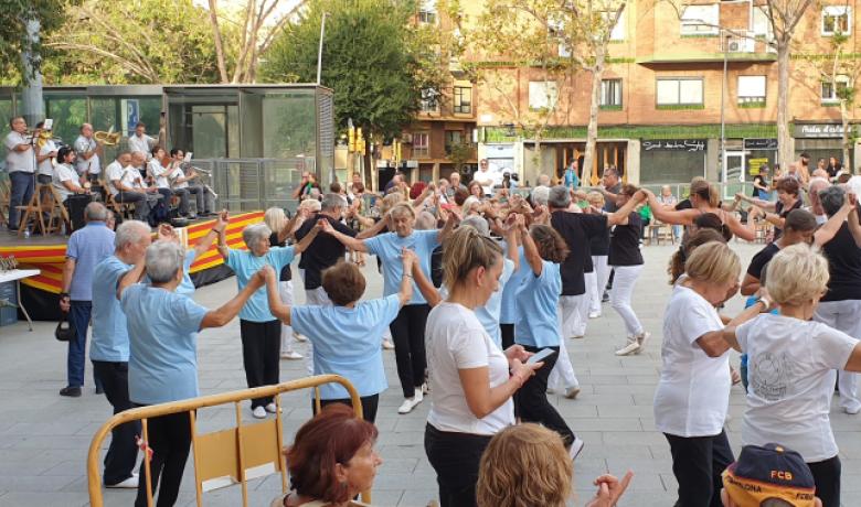 Persones ballant sardanes a la plaça de Can Fabra de Sant Andreu de Palomar