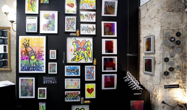 Dodecaedre Divergent és una exposició col·lectiva de 13 artistes