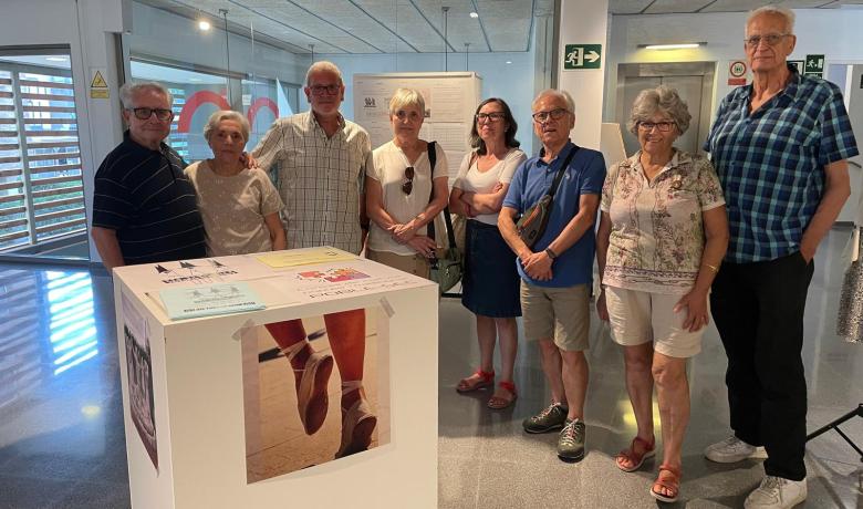 Membres d'Amics de la Sarda del Poble-sec en l'exposició sobre els 30 anys de vida de l'associació en el Centre Cultural Albareda el 2024