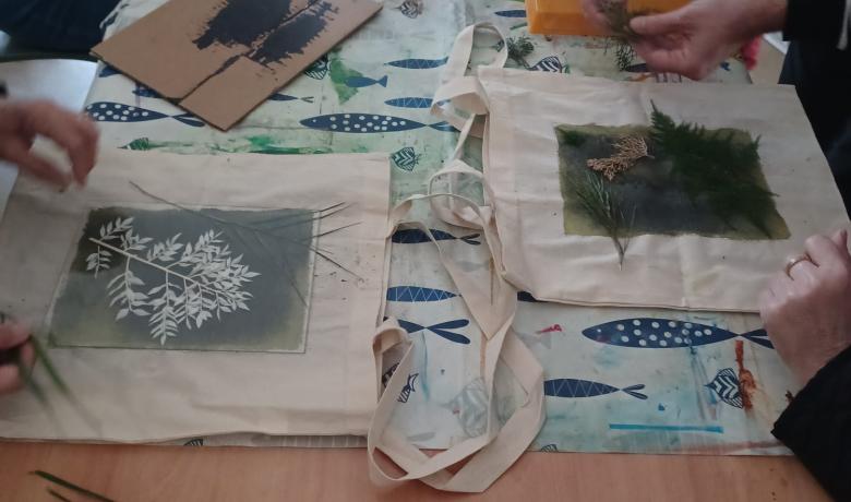 elaborarem una bossa de cotó a través de la tècnica fotogràfica de cianotípia