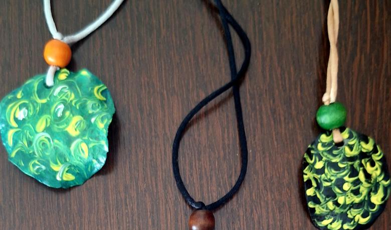 Crea i personalitza la teva bijuteria a partir del fruit de la xicaranda