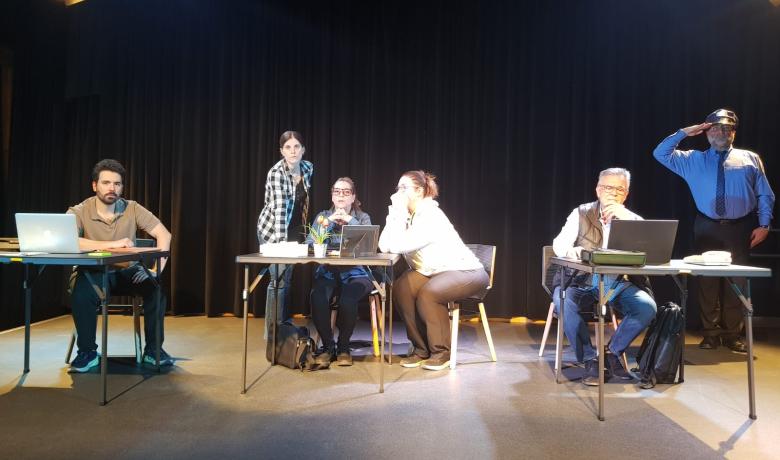 Veiem tots els policies i la mare preocupada