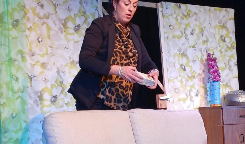 La Júlia compta els diners trobats