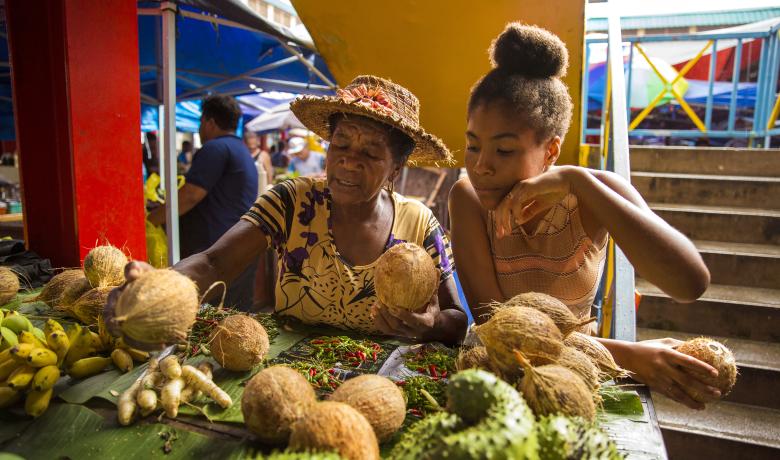 dues dones venent fruita a un mercat 