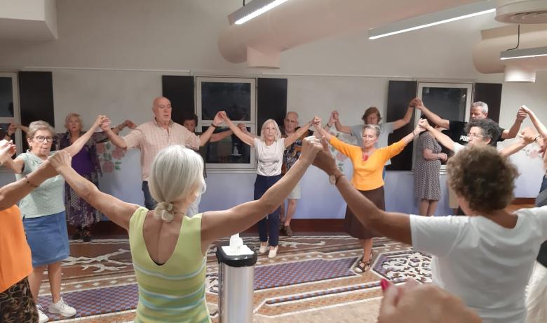 Sardanistes ballant al taller de sardanes que té lloc a Can Guardiola organitzat pel Foment Sardanista Andreuenc