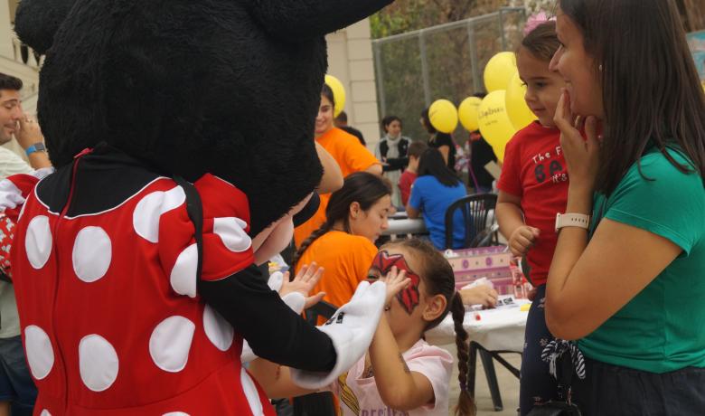 Minnie Mouse i una nena al Festival Infantil