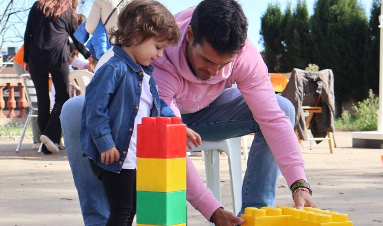 Pare i mare juguen plegats al 28è Festival Infantil.