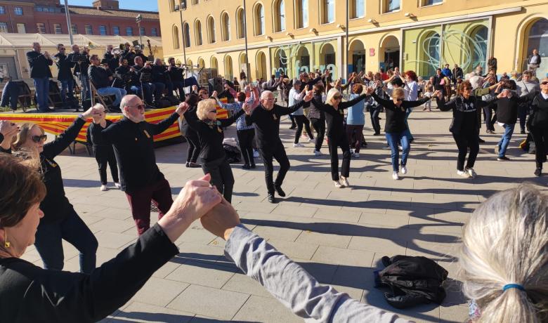 Persones ballant sardanes a la plaça de Can Fabra de Sant Andreu de Palomar