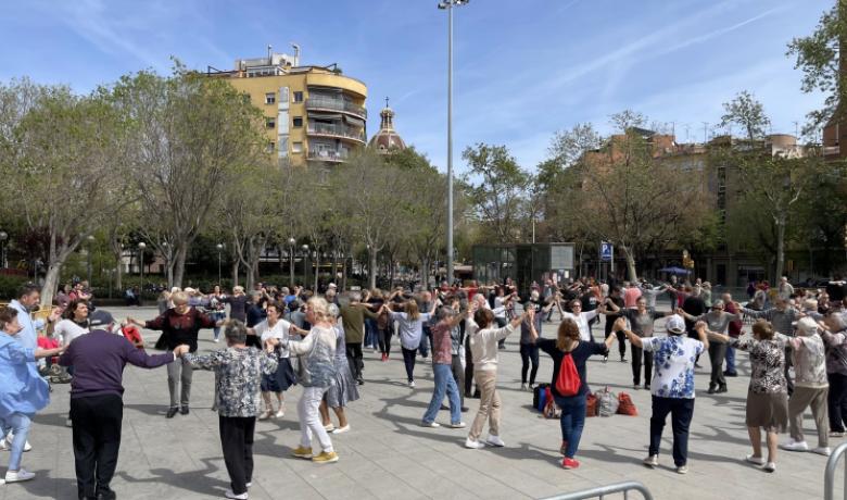 Persones ballant sardanes a la plaça de Can Fabra de Sant Andreu de Palomar