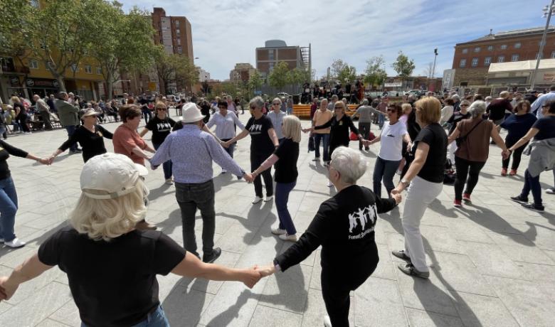 Persones ballant Persones ballant sardanes a la plaça de Can Fabra de Sant Andreu de Palomar