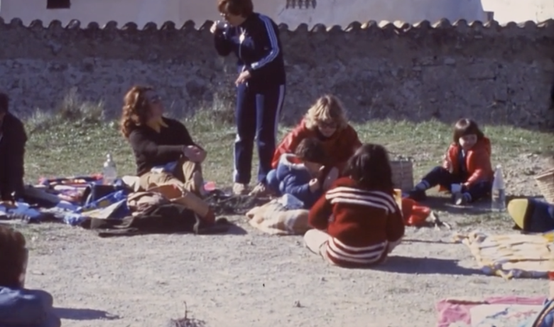 grup de dones i nenas fent picnic