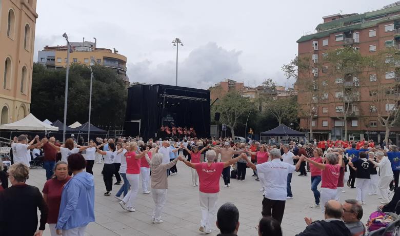 Persones ballant sardanes a la plaça de Can Fabra de Sant Andreu de Palomar