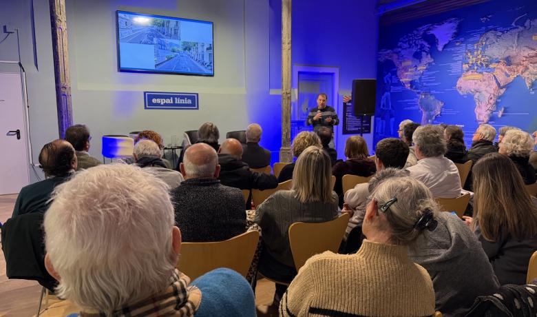 Assistents al darrer debat del cicle Eixample cap on vas asseguts al patit de butaques d'esquena a la càmera i mirant al ponent que es veu de cara al costat esquerre de la imatge.